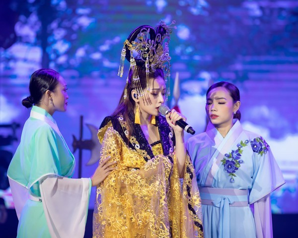 Chi Pu khiến fan liên tục hò reo ‘Hát hay quá!’ khi đang trình diễn