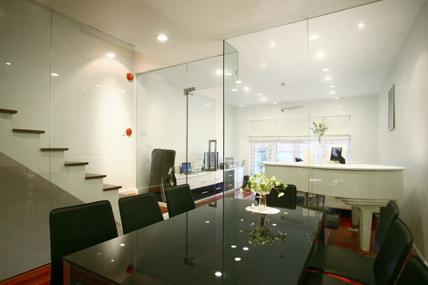 Nhà phố ‘chơi’ với vật liệu kính – Không dùng bài này, đề tài quá cũ