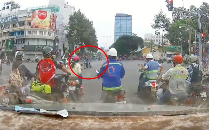 Cướp táo tợn kéo lê cô gái hàng chục mét ngay trung tâm TP.HCM