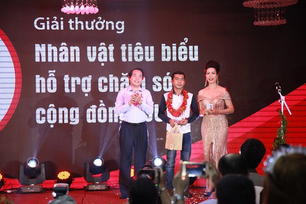 Nghệ sĩ Trịnh Kim Chi trao giải thưởng Dải băng đỏ