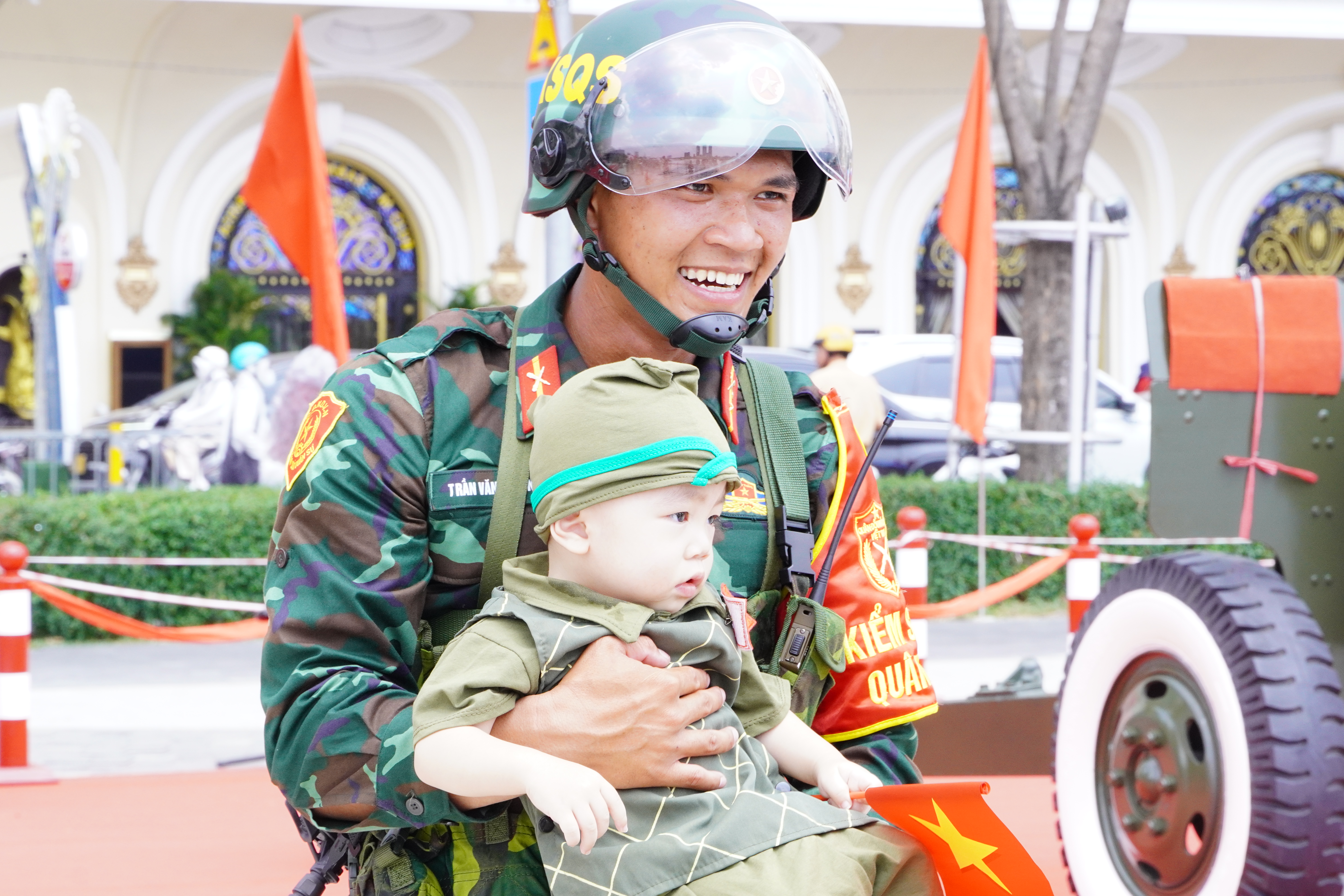 Người dân đổ về Bến Bạch Đằng checkin mừng ngày thống nhất đất nước