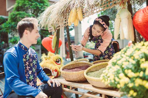 Vợ chồng Đăng Khôi dạy con hãm trà, nấu bánh chưng ngày Tết