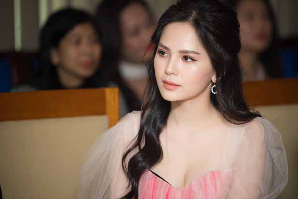 Phi Huyền Trang đỏ mặt khi bị hỏi về Anh Đức ở sự kiện
