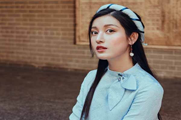 Á hậu Huyền My khoe sắc cùng áo dài trên phố cổ