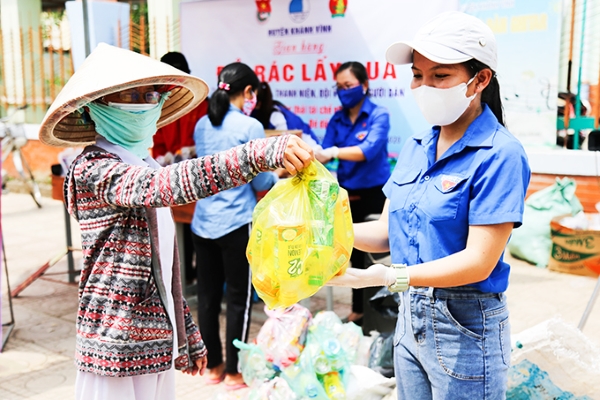 Đổi rác thải nhựa lấy thực phẩm