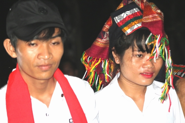 Tập tục cô dâu về nhà chồng lúc nửa đêm