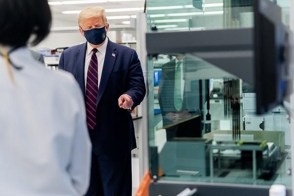 Ông Trump gây sức ép buộc FDA sớm thử vắc xin ngừa COVID-19