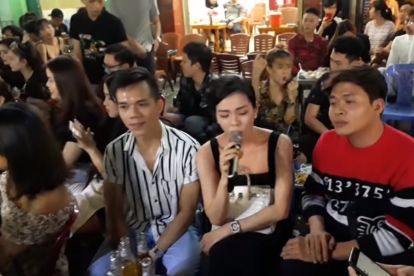 Lệ Quyên khoe chất giọng nội lực khi hát live bằng… loa kẹo kéo