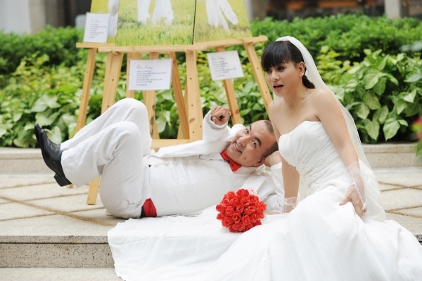 Khoảnh khắc ‘độc’ của sao: Hoài Linh khổ vì… 4.0, Quốc Thuận cưới Cát Phượng?