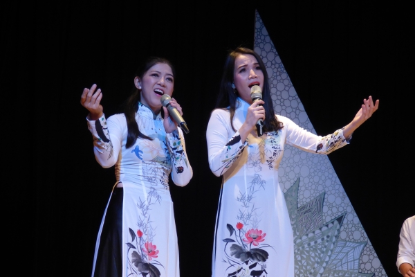 Hồng Trang tiếp tục nghiệp cầm ca