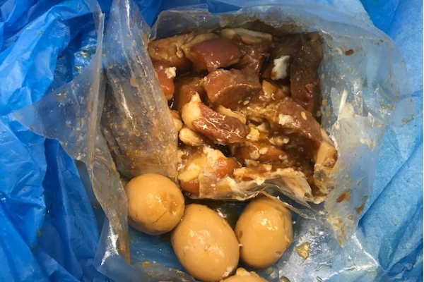 Một phụ nữ Việt bị trục xuất vì mang theo thịt kho tàu