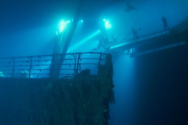 Tàu Titanic huyền thoại đang tan rã dưới đáy đại dương