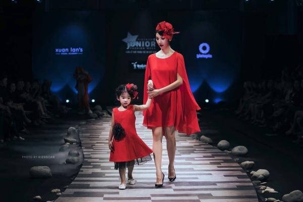Con gái Xuân Lan trình diễn tại Tuần lễ thời trang trẻ em Việt Nam