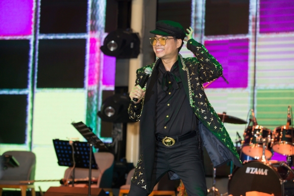Ngọc Sơn nhảy cực sung trong liveshow Thẩm Thúy Hà