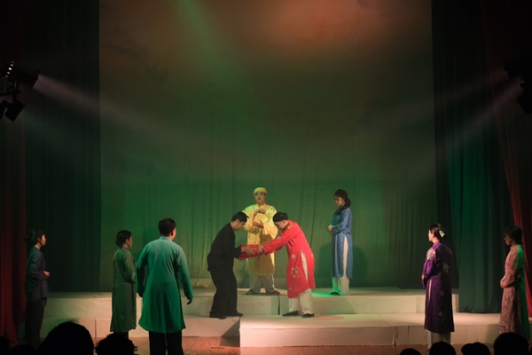 Dấu ấn 10 mùa diễn của Sân khấu kịch Báo chí Nhân văn qua đêm kỷ niệm “Giữa đường say mê”