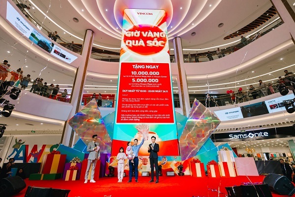 Siêu ưu đãi lên tới 24 tỷ đồng, Vincom thu hút hàng nghìn khách hàng tới săn sale Black Friday