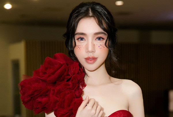 Elly Trần vội vã rời sự kiện về nhà chăm con