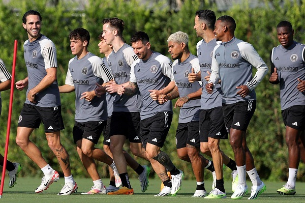 Buổi tập đầu tiên của Lionel Messi tại ‘bến đỗ mới’ diễn ra như thế nào?