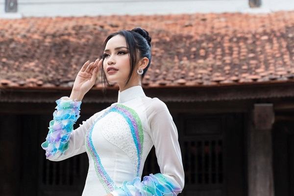 Hoa hậu Ngọc Châu thướt tha trong tà áo dài truyền thống