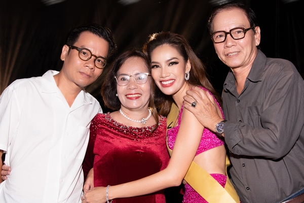 Bố Lê Hoàng Phương bật khóc tự hào sau phần thi của con gái