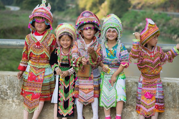 Câu chuyện thú vị ẩn sau chiếc váy thổ cẩm của người H’mong