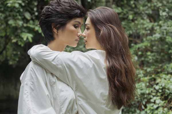 H’Hen Niê để môi sát má đàn chị