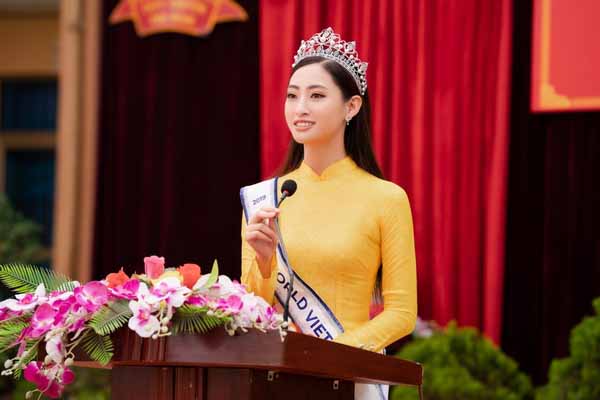 Lương Thùy Linh đội vương miện về thăm trường cũ