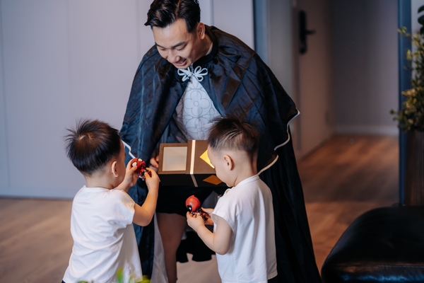 MC Thành Trung trổ tài ảo thuật khiến các con ‘mê như điếu đổ’