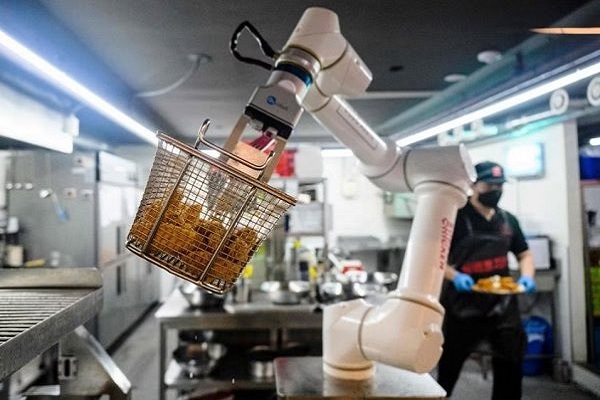 Hàn Quốc: Robot làm món gà rán ngon hoàn hảo