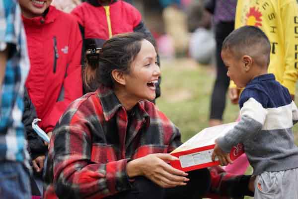 Hoa hậu H’hen Niê tặng quà Tết cho trẻ em dân tộc thiểu số