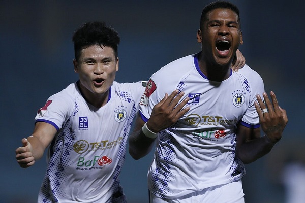 Thắng Topenland Bình Định, CLB Hà Nội áp sát ngôi đầu bảng xếp hạng