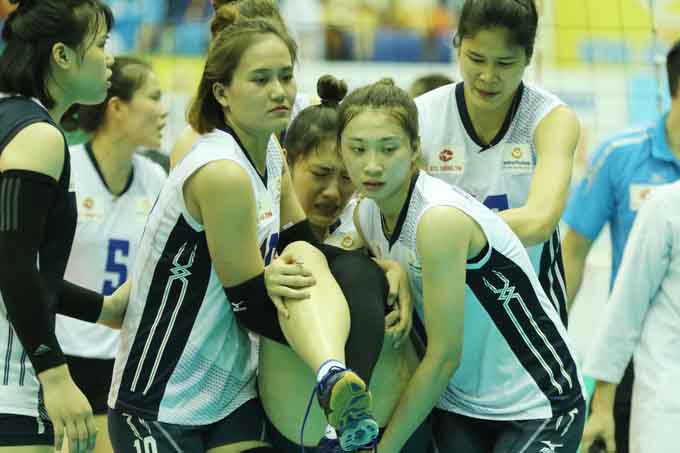 Hoa khôi bóng chuyền rơi nước mắt vì chấn thương