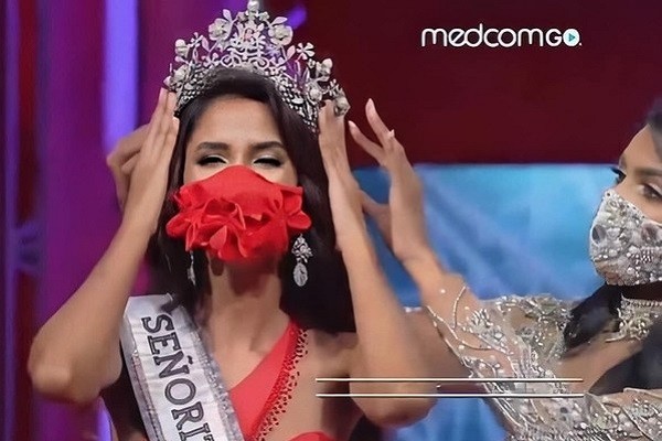 Người đẹp Panama đeo khẩu trang khi nhận vương miện