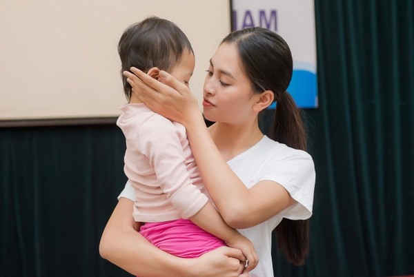 Hoa hậu Việt Nam quyên góp 8,7 tỉ đồng đi cứu trợ miền Trung