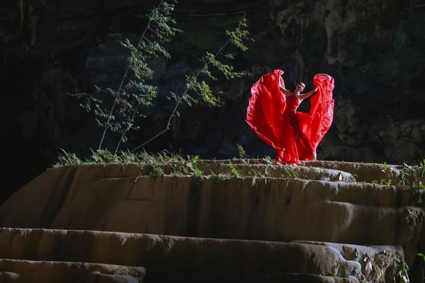 Á hậu Hoàng My tạo dáng táo bạo tại Hang Tiên 