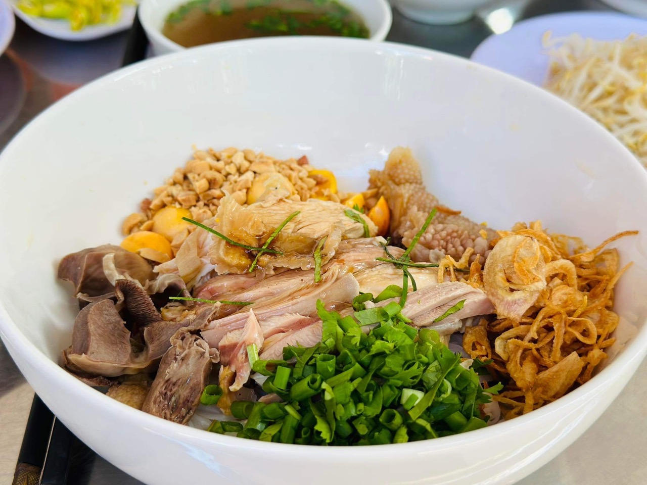 Lạ lẫm món phở gà tiến vua!