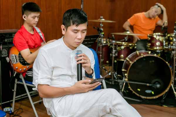 Hồ Hoài Anh mặt lạnh tanh xuất hiện giữ ồn ào ly hôn