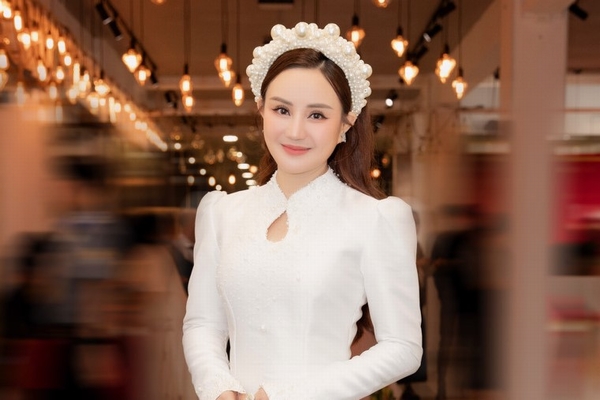 Vy Oanh rạng rỡ đi cúng Tổ nghề, nhan sắc gây chú ý