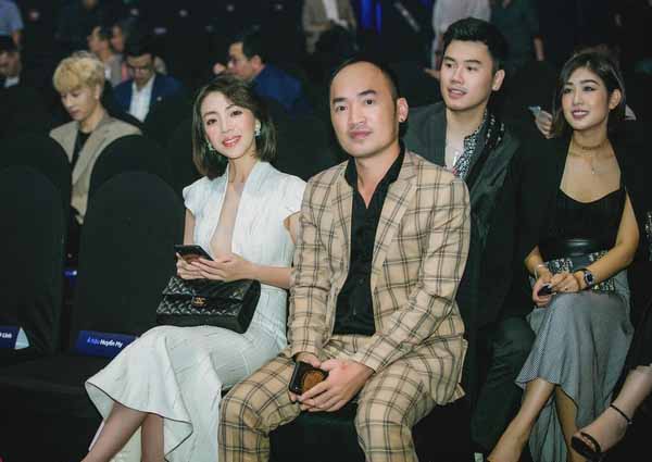 Thu Trang má ửng đỏ khi Tiến Luật cử chỉ tình cảm ở sự kiện