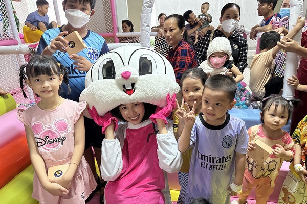 Thùy Tiên hóa thỏ ngọc tặng quà Trung thu cho bệnh nhi