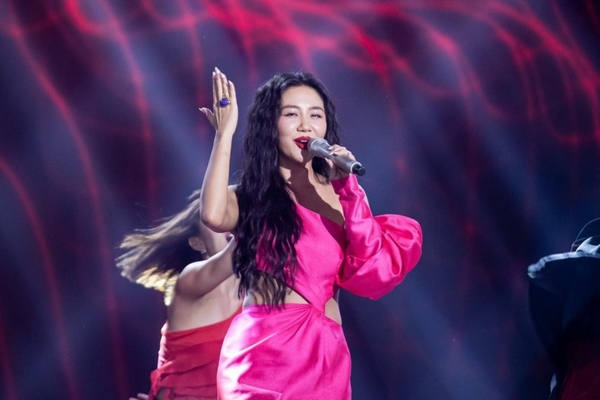 Văn Mai Hương tái xuất ‘Vietnam Idol’, lần đầu hát live ‘Đại minh tinh’