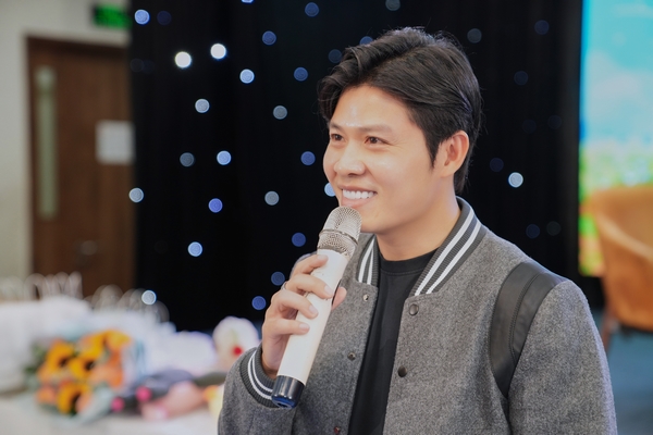 Nguyễn Văn Chung dạy hát cho trẻ em qua YouTube