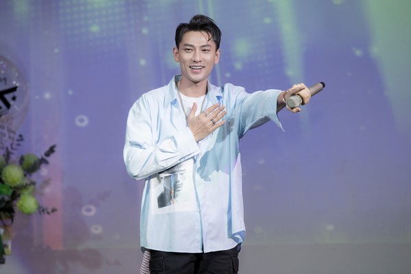 Món quà bất ngờ của Đan Trường khiến Isaac xúc động trong ngày sinh nhật