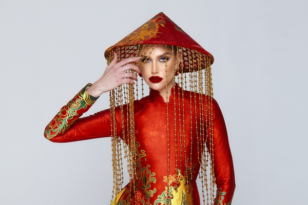 Hoa hậu Isabella Menin lộng lẫy trong áo dài Việt Nam