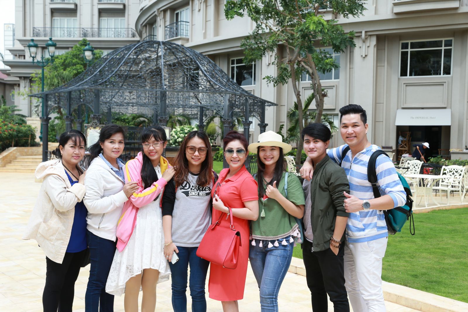 Thoại Mỹ ra biển tập luyện cho thí sinh ‘Đường đến danh ca vọng cổ’