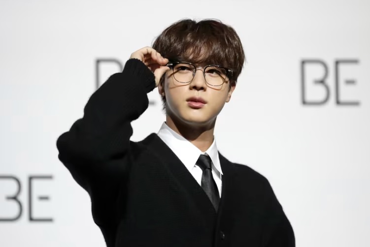 Thành viên BTS cố kiềm nén cảm xúc khi biểu diễn lại lần đầu sau xuất ngũ