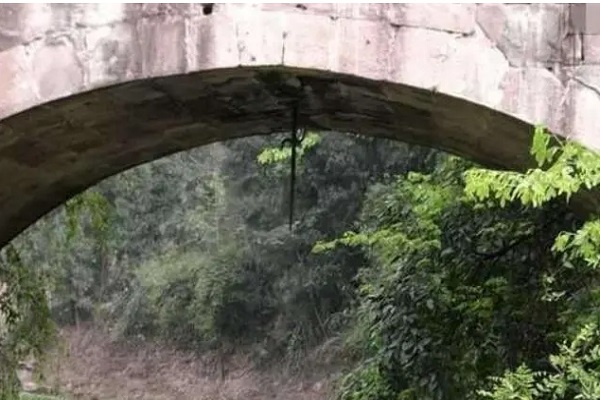 Thanh ‘kiếm rồng’ – Biểu tượng kỳ bí chống lũ lụt suốt 170 năm