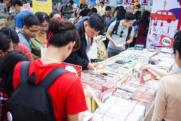 Các bạn trẻ tạo không khí tưng bừng cho Hội sách TPHCM lần 10