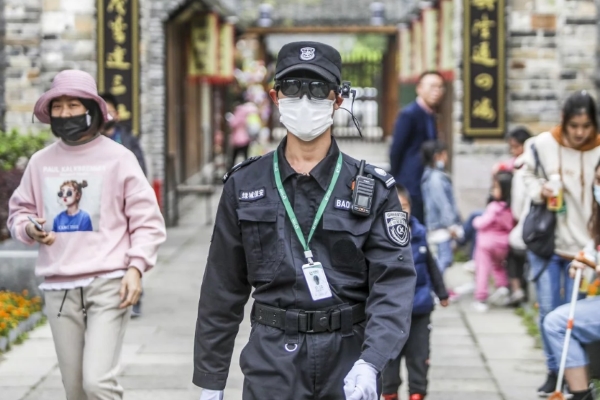 Kính kiểm tra thân nhiệt hàng trăm người trong 2 phút