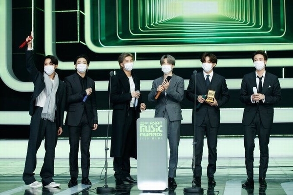 MAMA 2020 bị chỉ trích vì ‘làm màu’ và gạt 1 thành viên khỏi nhóm BTS